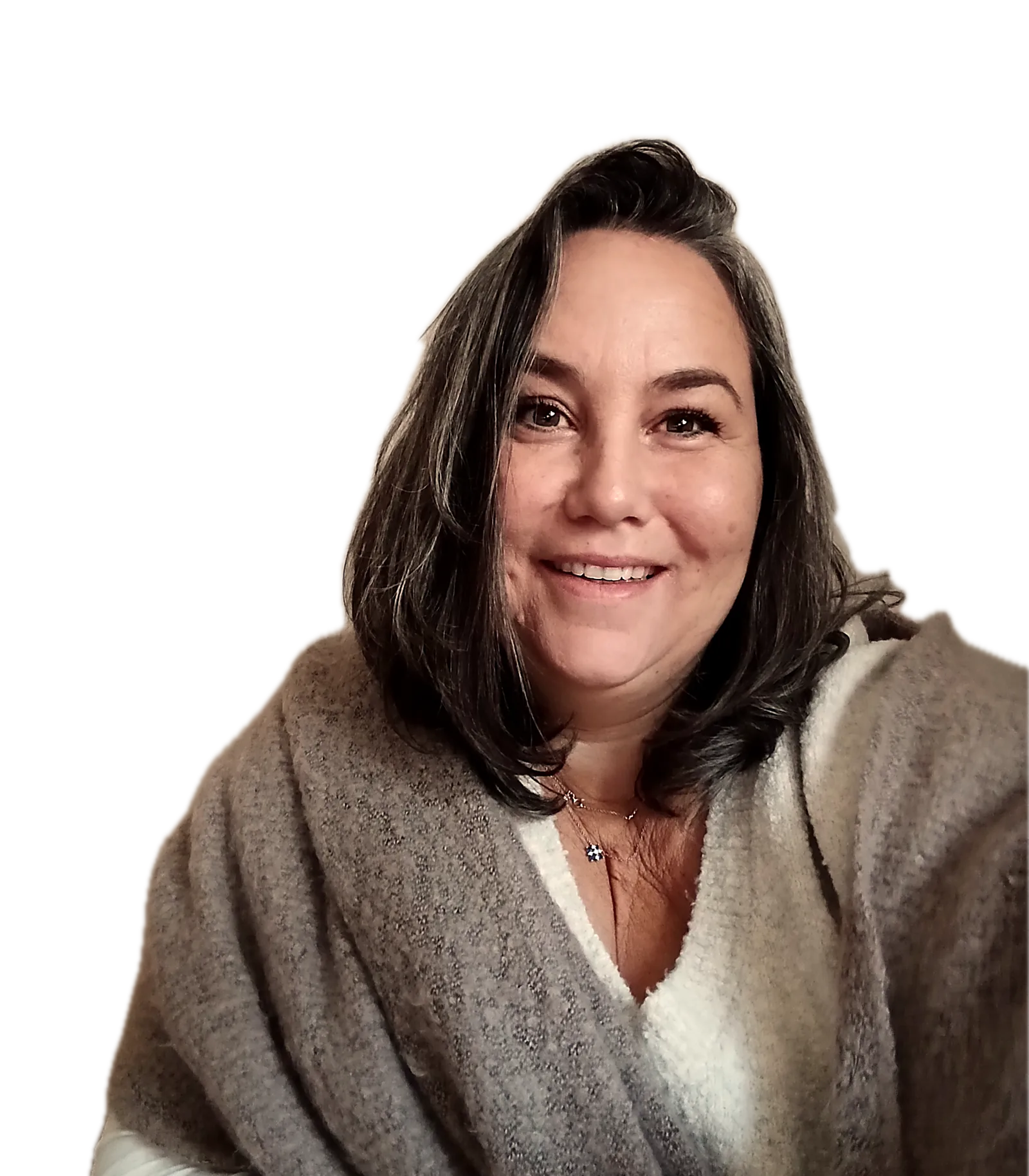 Catherine Mercier, souriante, une étole de laine sur les épaules