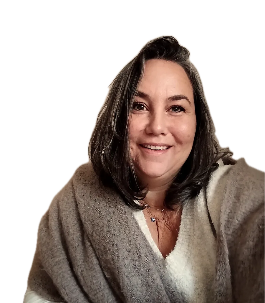 Catherine Mercier, souriante, une étole de laine sur les épaules